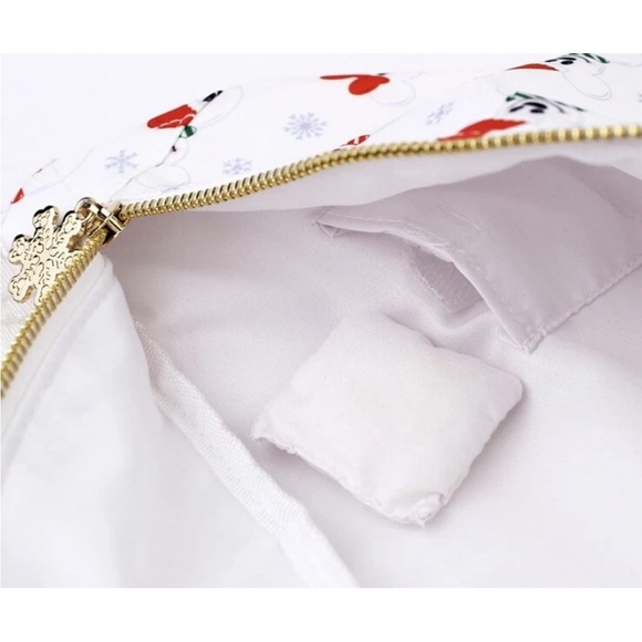 Cakeworthy Mickey & Minnie Scented Fanny Pack Belt Bad with Snowmen NWT - Picture 4 of 11